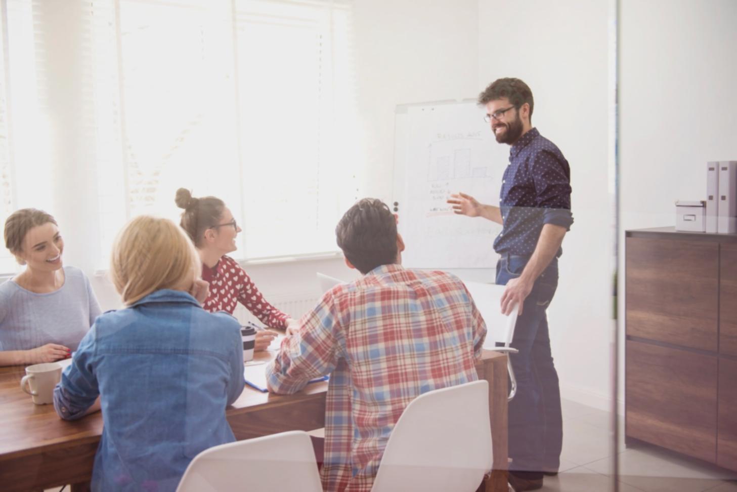 Estudiantes trabajando con análisis financiero en aula moderna